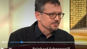 Reinhard Schneeweiß im Studio des SR Fernsehen