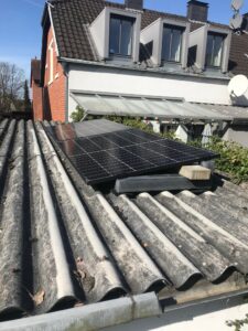 800 W Steckersolargerät auf Garagendach