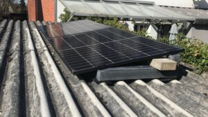 800 W Steckersolargerät auf Garagendach